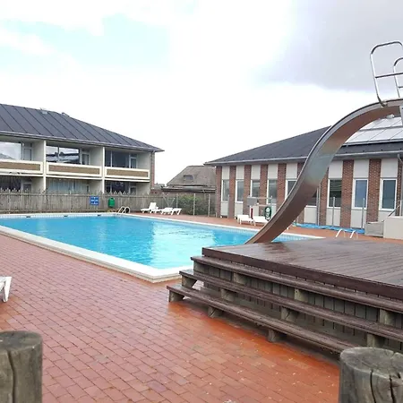 Poolside In 別荘 *