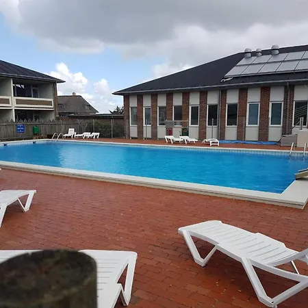 Nyaraló Poolside In