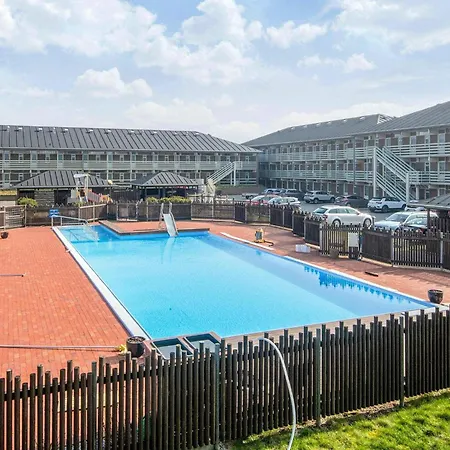 Nyaraló Poolside In